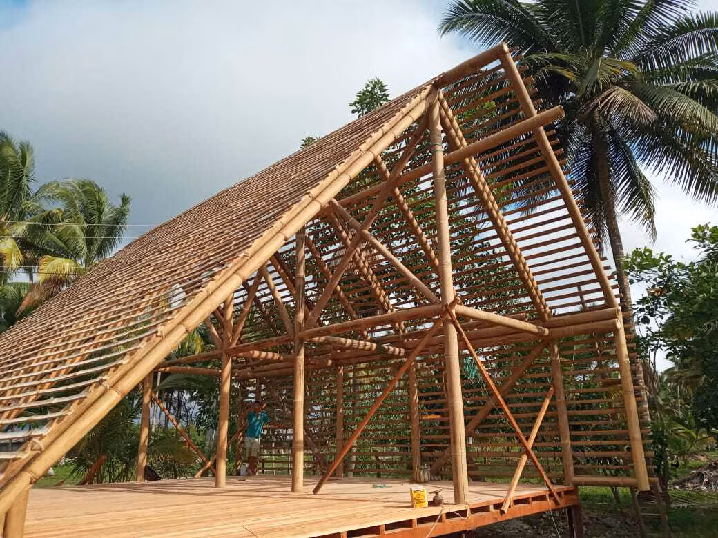 Vật liệu chủ yếu sử dụng trong ngôi nhà là tre, gỗ, rơm và rạ vừa đáp ứng với khả năng chi trả của gia đình vừa là vật liệu bền vững với môi trường tự nhiên.