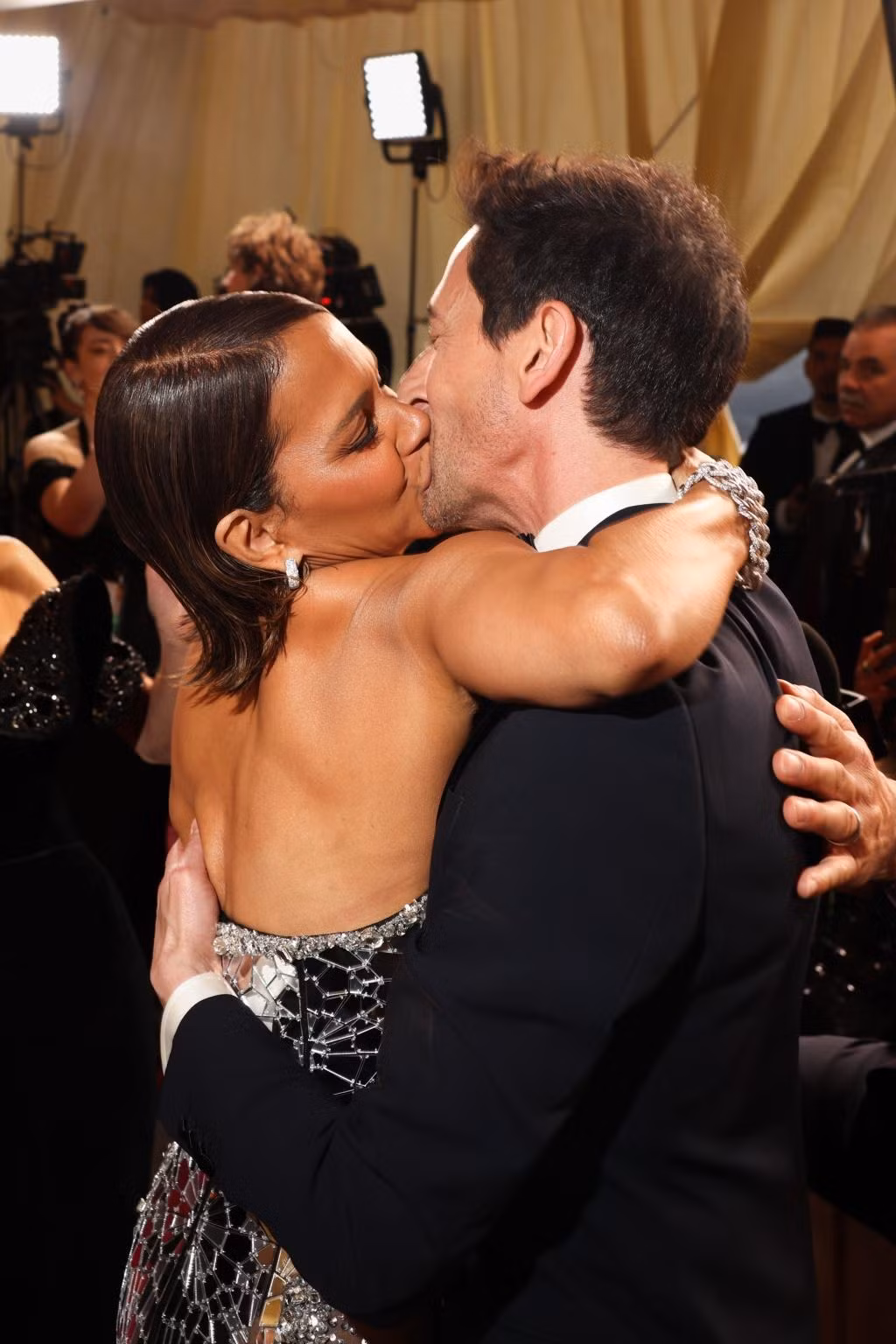 Adrien Brody và Halle Berry tái hiện nụ hôn gây sốc 22 năm trước. Ảnh: Shutterstock/Getty Images.