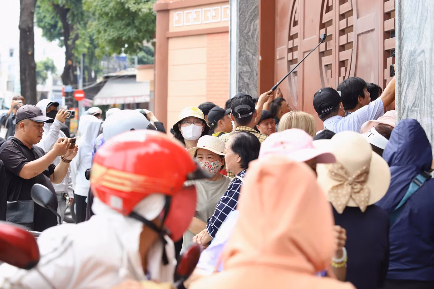 Theo ghi nhận của phóng viên Tiền Phong, những vị khách không mời vây kín bên ngoài cổng nhà tang lễ. Bất chấp yêu cầu từ ban tổ chức là tôn trọng sự riêng tư của gia đình, không quay phim, chụp ảnh hay livestream, các YouTuber, TikToker vẫn cố dùng điện thoại quay phim qua những khe hở trên cổng.
