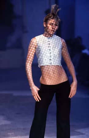 Kiểu quần trong bộ sưu tập Taxi Driver của Alexander McQueen vào năm 1993.