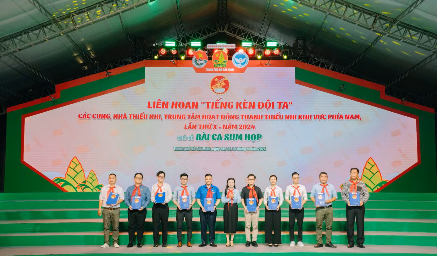 Chương trình khai mạc (8/8) có sự tham dự của chị Nguyễn Phạm Duy Trang - Bí thư Trung ương Đoàn, Chủ tịch Hội đồng Đội Trung ương.