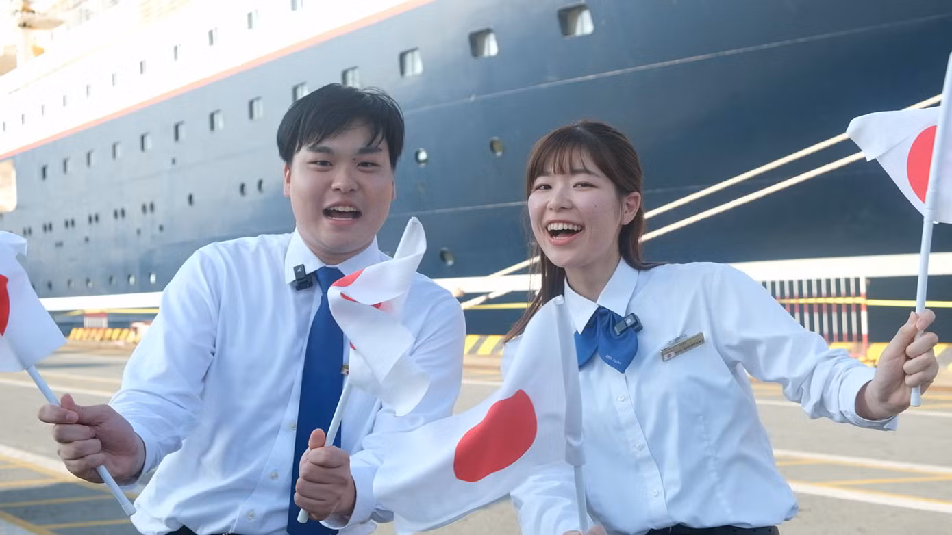 Hai đại biểu Nhật Bản gửi lời chào nồng nhiệt đến thanh niên Việt Nam.