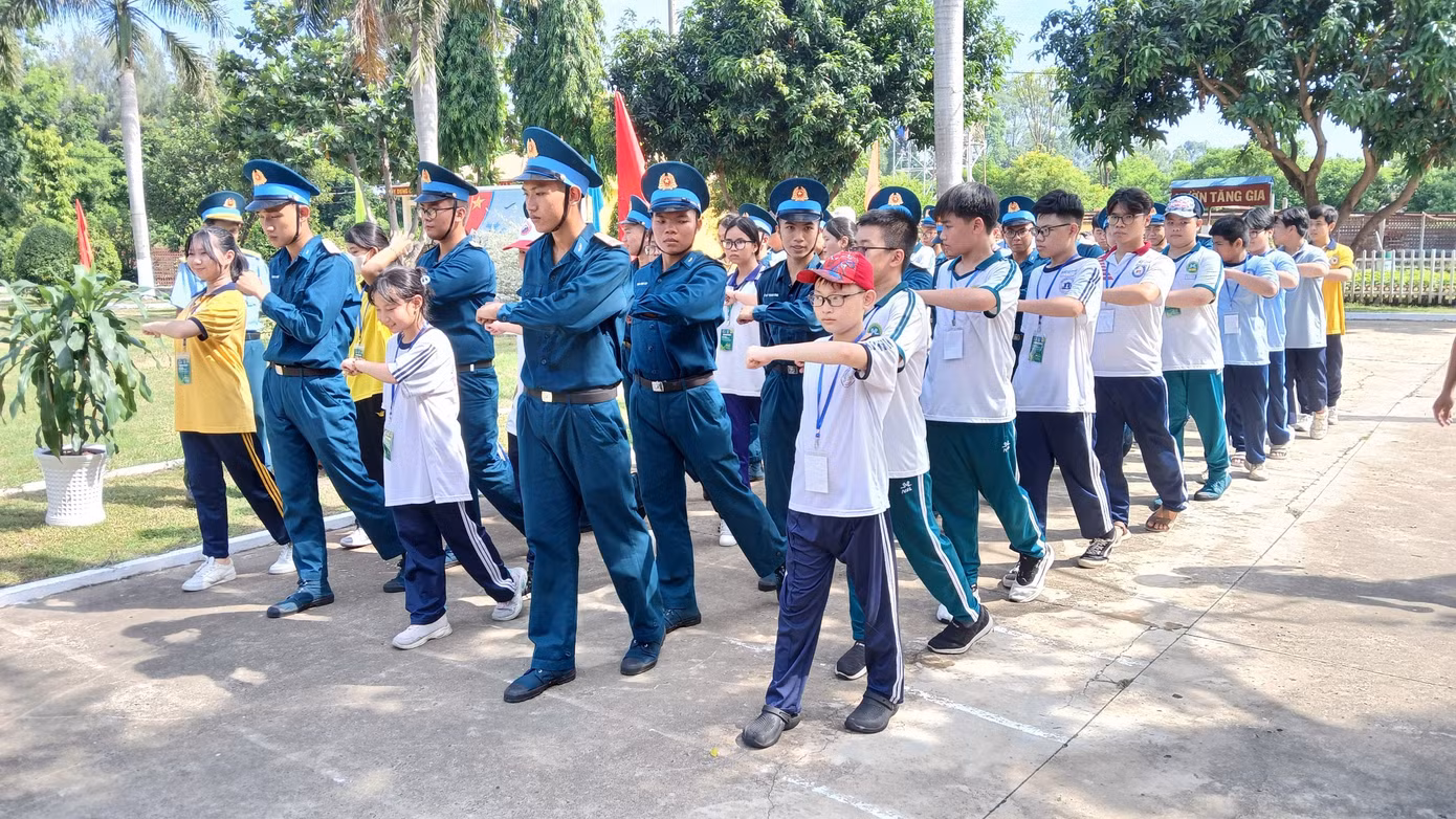80 thanh thiếu nhi với sự đồng hành của 30 chiến sĩ tham gia chương trình "Một ngày làm chiến sĩ Quân đội Nhân dân Việt Nam".