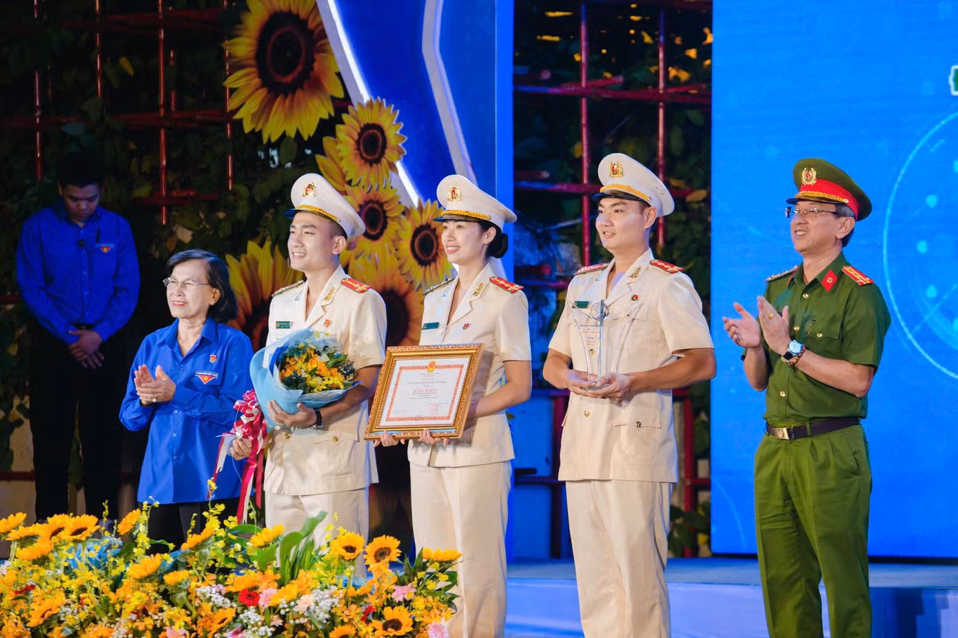 Đoàn thanh niên Công an TPHCM nhận giải với công trình "Tuổi trẻ Công an TPHCM xung kích thực hiện đề án 06/CP phát triển ứng dụng dữ liệu về dân cư, định danh và xác thực điện tử phục vụ chuyển đổi số quốc gia 2022-2025, tầm nhìn 2030".