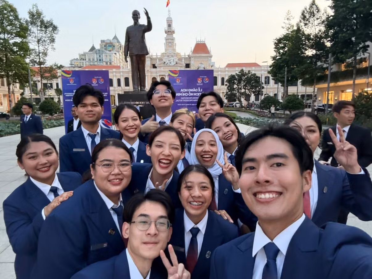 Đoàn đại biểu Thái Lan check-in tại phố đi bộ Nguyễn Huệ.