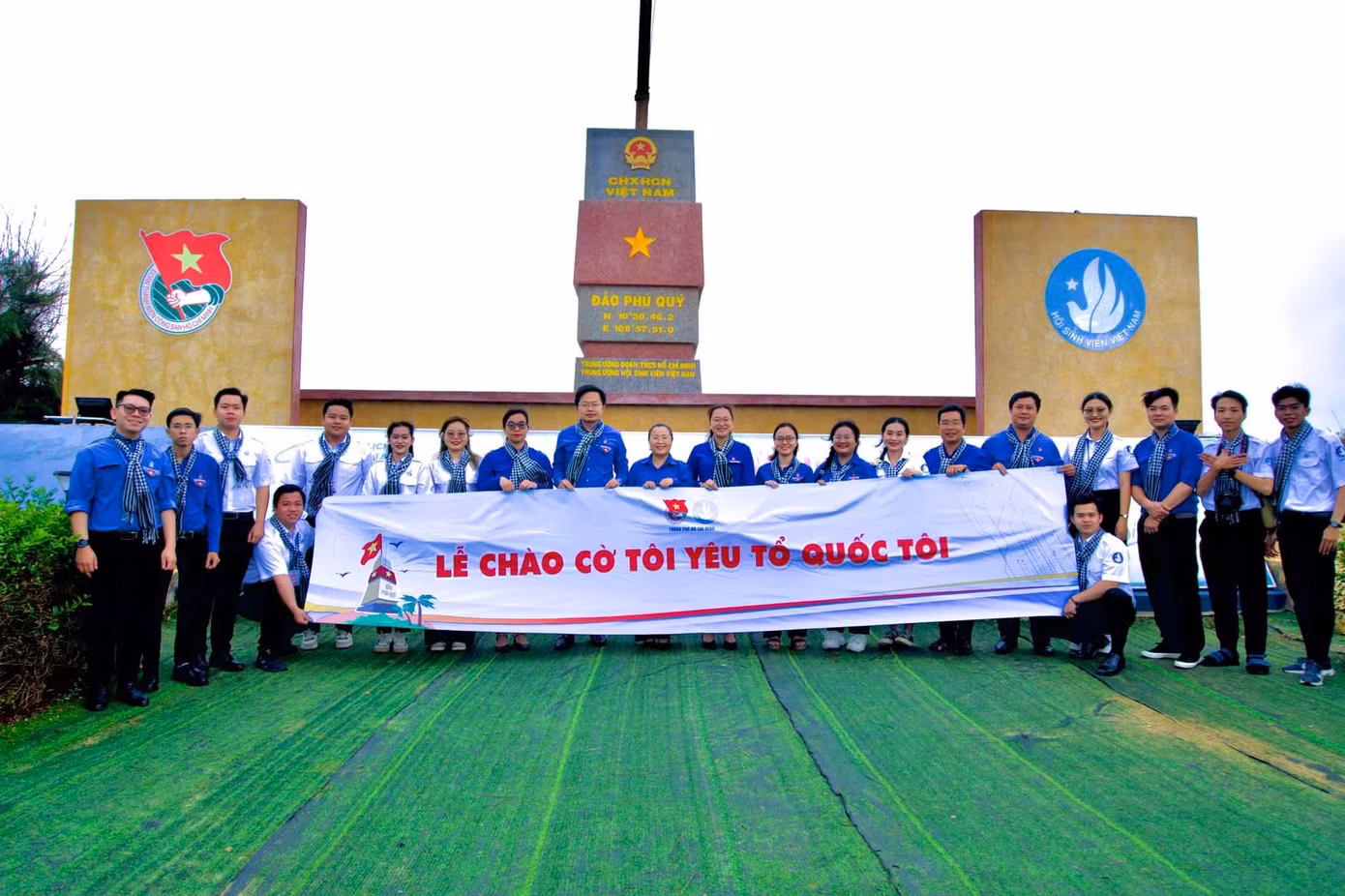 Lễ chào cờ "Tôi yêu Tổ quốc tôi" tại huyện đảo Phú Quý.