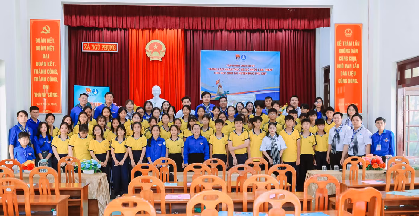 Buổi tập huấn chuyên đề “Nâng cao nhận thức về sức khỏe tâm thần” có sự tham gia của hơn 100 học sinh, tổng phụ trách đội và các cán bộ Đoàn xã Ngũ Phụng.