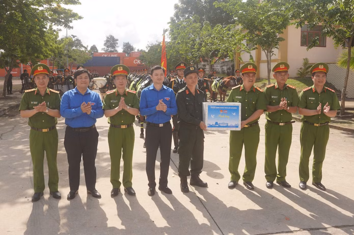 Đoàn công tác T.Ư Đoàn tặng quà cán bộ, chiến sĩ Đoàn Cảnh sát Cơ động Kỵ binh.