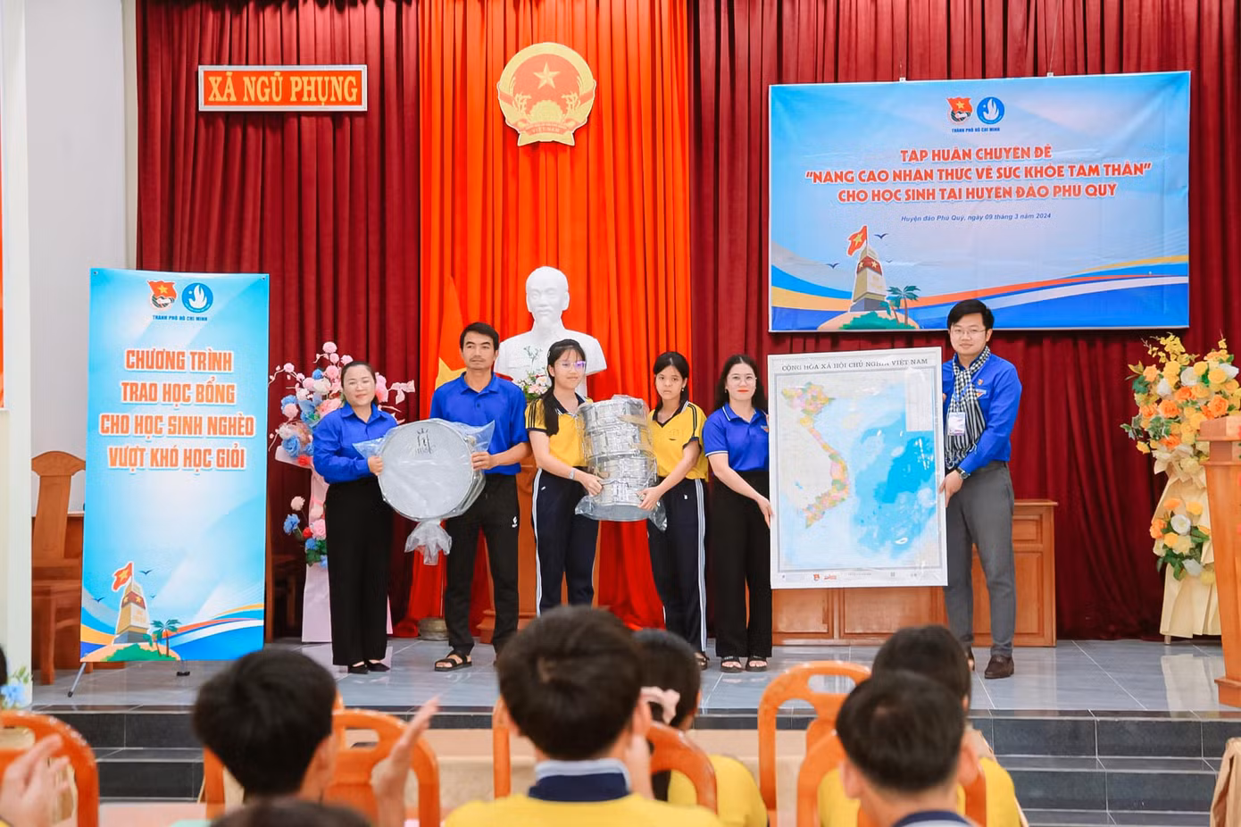 Buổi tập huấn chuyên đề “Nâng cao nhận thức về sức khỏe tâm thần” có sự tham gia của hơn 100 học sinh, tổng phụ trách đội và các cán bộ Đoàn xã Ngũ Phụng.