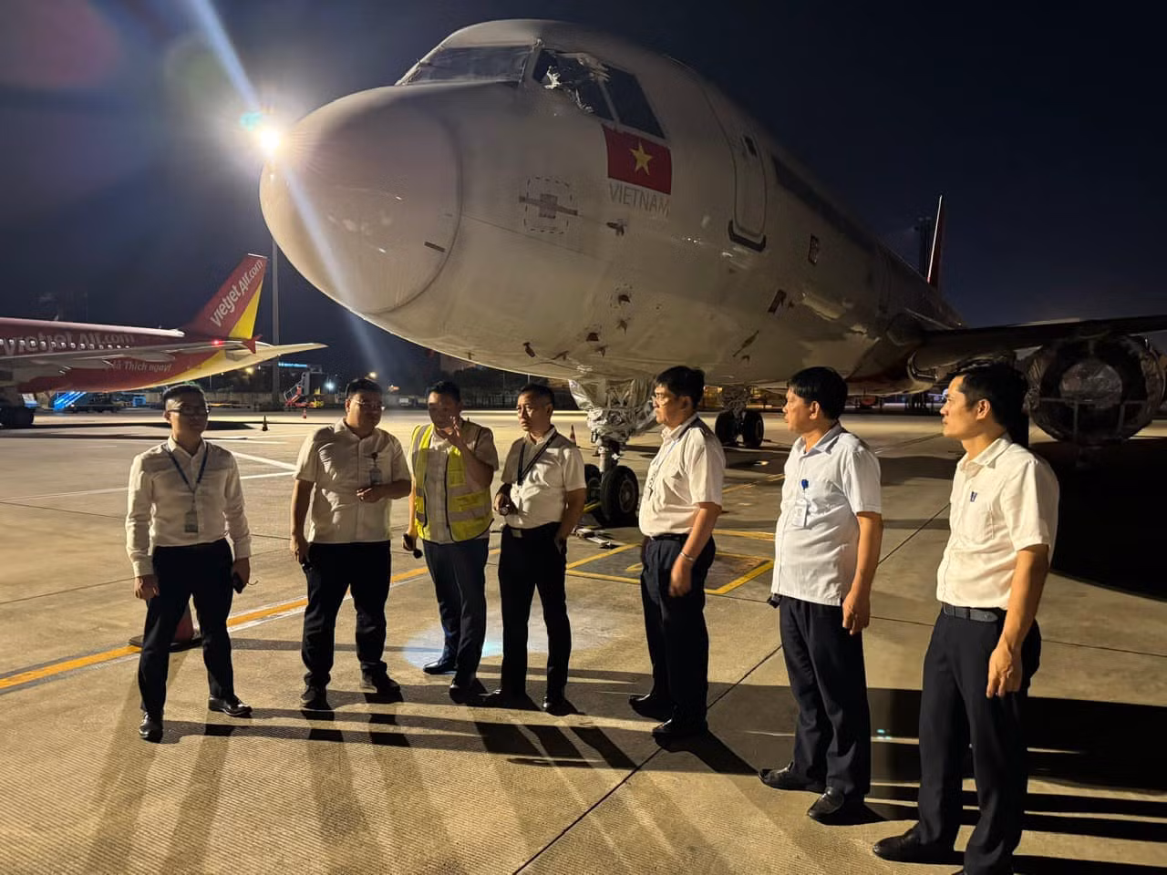 “Đến thời điểm này, về cơ bản đã hoàn thành công tác đảm bảo phòng chống bão theo phương án; 100% quân số và phương tiện cảng cùng các đơn vị tại Cảng đang ứng trực nghiêm túc, đúng quy định,” ông Tô Tử Hà cho biết. Ảnh: NIA.