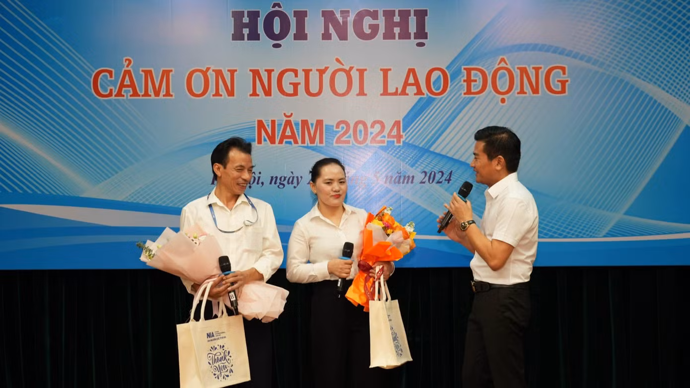 Chị Bùi Thị Huyên được vinh danh tại Hội nghị cảm ơn người lao động vì có nhiều lần hỗ trợ hành khách tìm lại tài sản giá trị lớn.