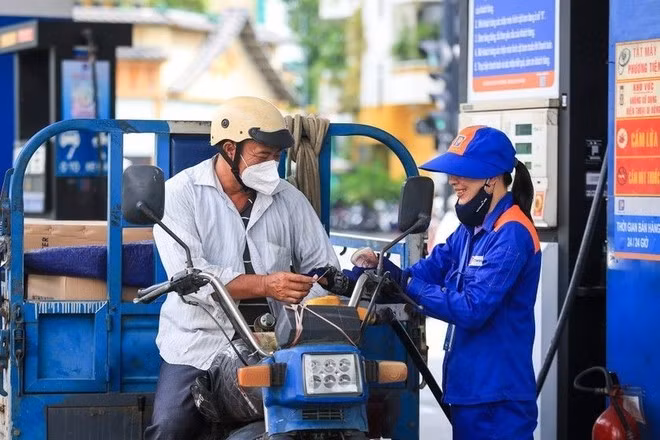 Giá xăng dầu trong nước ngày mai có thể biến động nhẹ.