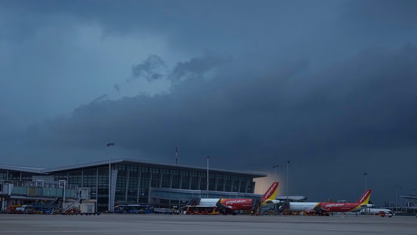 Khung cảnh sân bay Nội Bài trước giờ bão số 3 đổ bộ. Ảnh: NIA.
