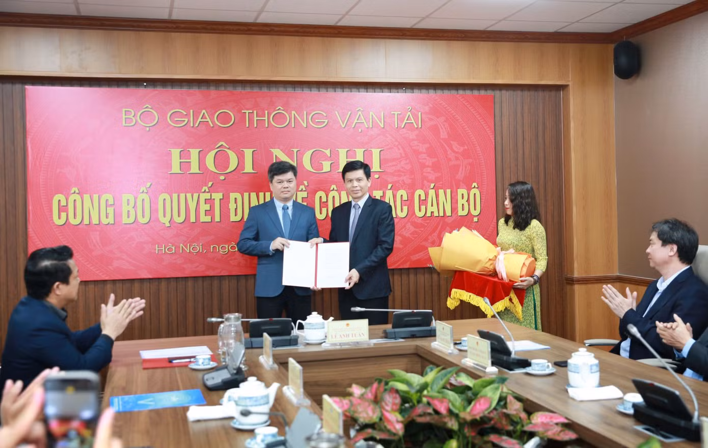Thứ trưởng Bộ GTVT Lê Anh Tuấn trao quyết định bổ nhiệm cho ông Nguyễn Công Long (bên trái)