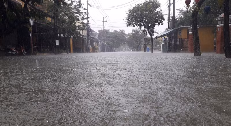 Hội An chìm trong lũ ảnh 11