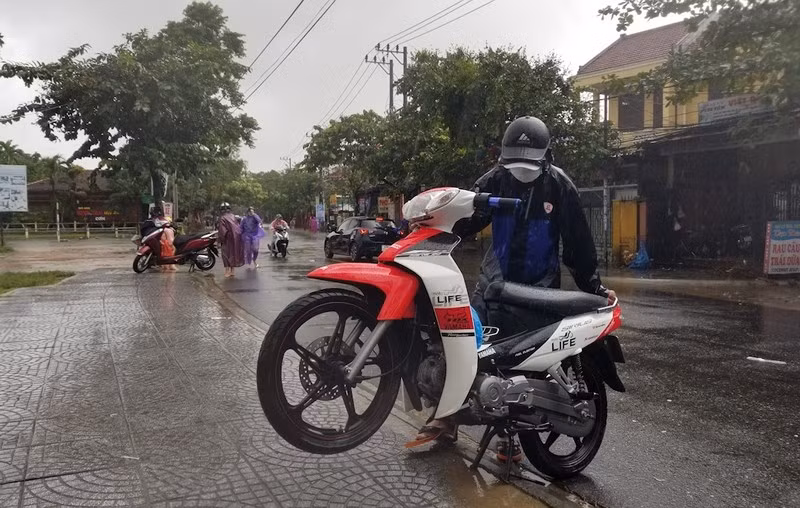Hội An chìm trong lũ ảnh 9