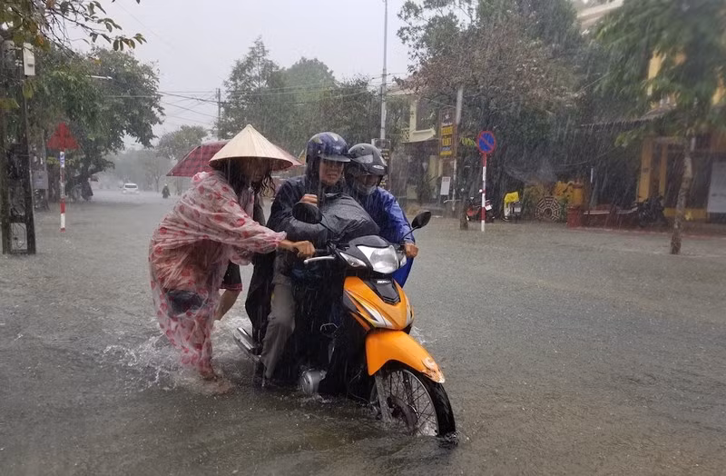 Hội An chìm trong lũ ảnh 1