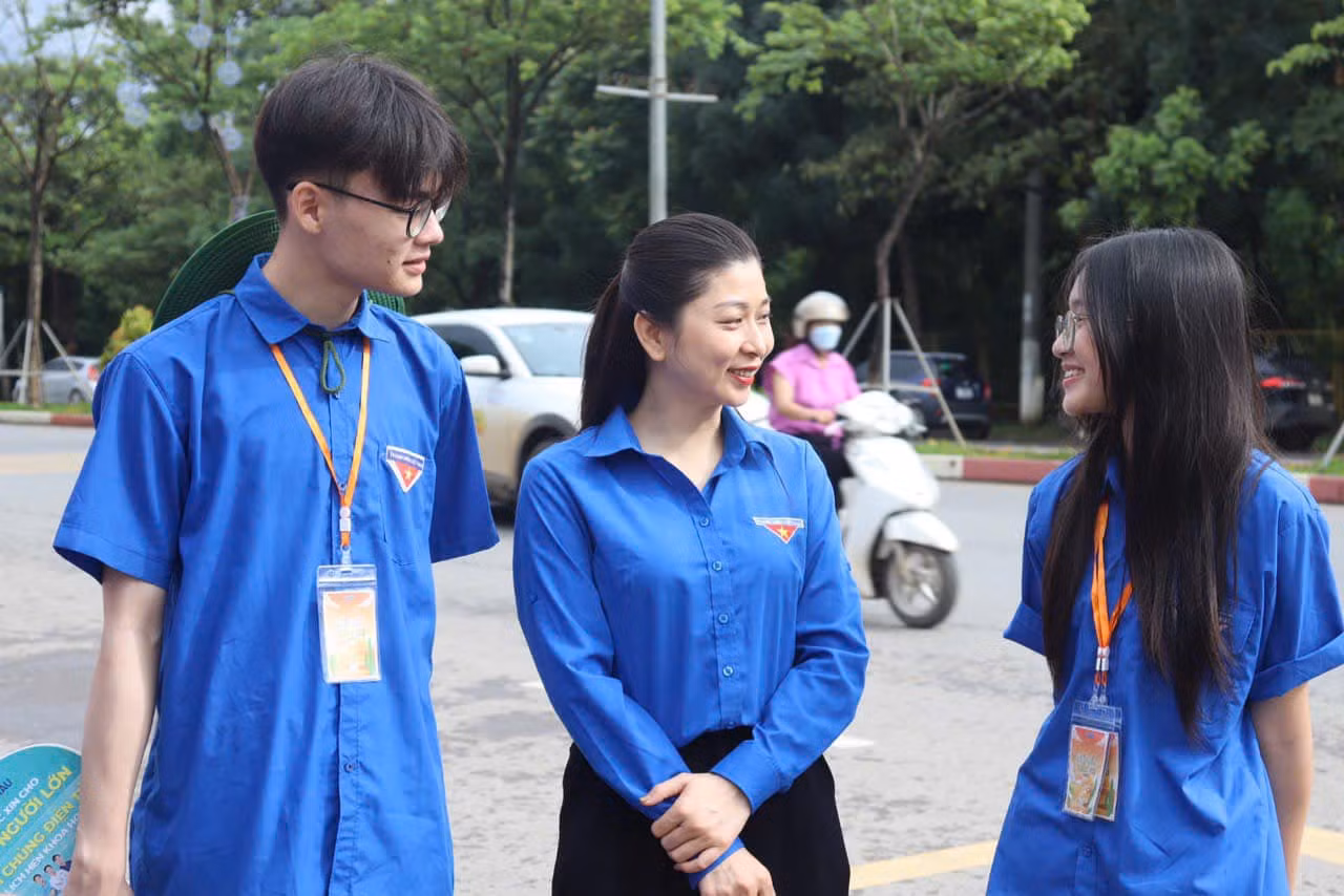 Chị Cầm Thị Huyền Trang - Bí thư Tỉnh Đoàn Sơn La đã trực tiếp đến thăm, động viên các đội hình tình nguyện.