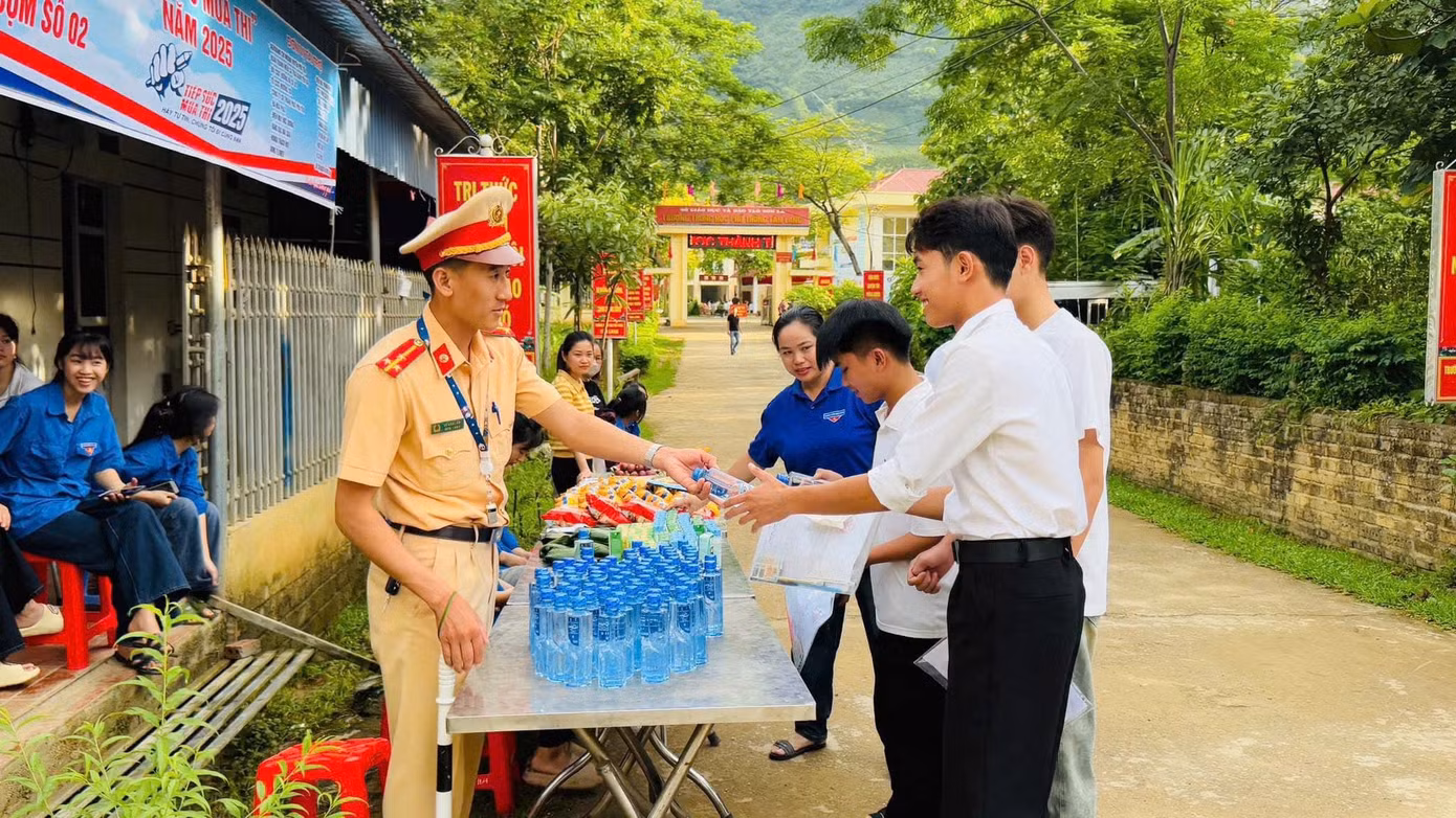 Tuổi trẻ công an Sơn La đồng hành cùng các sĩ tử.