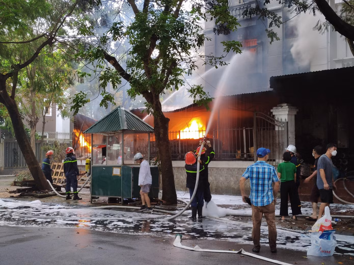 Lửa lan vào trong căn nhà.