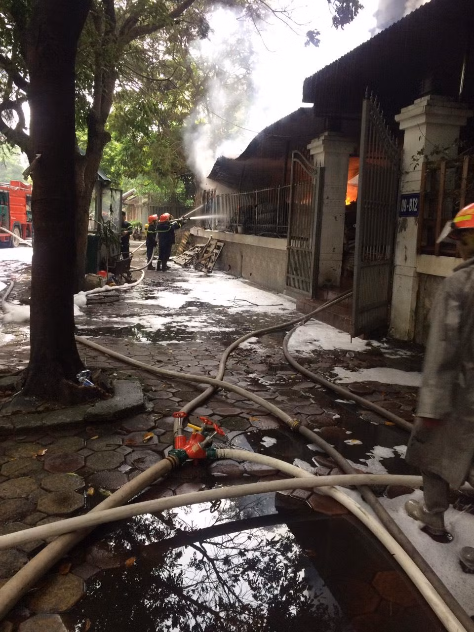 Lửa bùng lên tại khu vực kho xung quanh ngôi nhà.