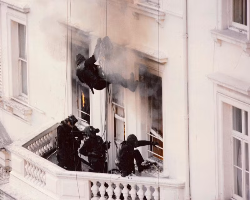 Các thành viên SAS đột nhập tòa nhà Đại sứ quán Iran ở London ngày 5/5/1980 để giải cứu con tin. Ảnh: National Army Museum. Các thành viên SAS đột nhập tòa nhà Đại sứ quán Iran ở London ngày 5/5/1980 để giải cứu con tin. Ảnh: National Army Museum.