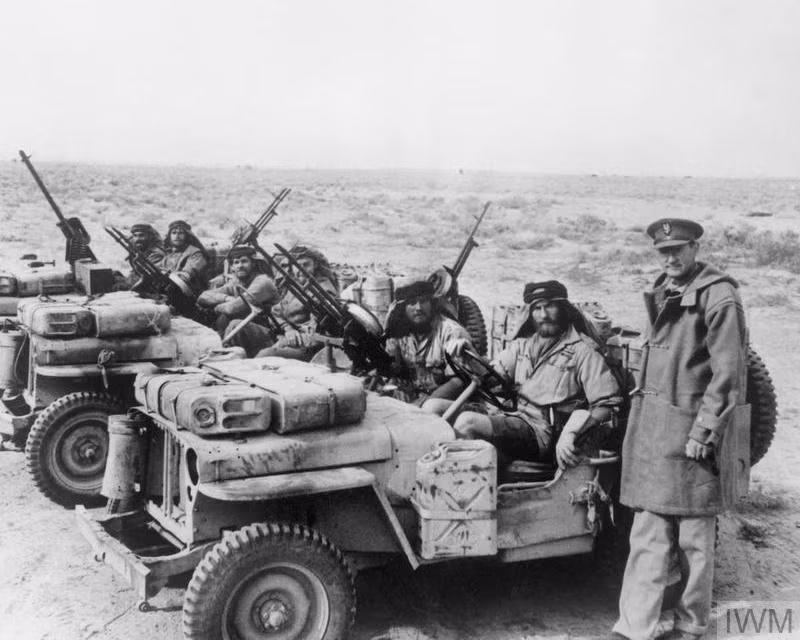 Người sáng lập SAS, Thiếu tá David Stirling (phải), chào mừng một đội tuần tra trở về sau một nhiệm vụ năm 1942. Ảnh: IWM. Người sáng lập SAS, Thiếu tá David Stirling (phải), chào mừng một đội tuần tra trở về sau một nhiệm vụ năm 1942. Ảnh: IWM.