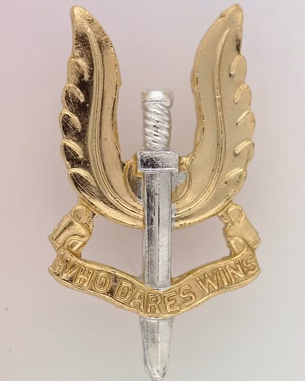 Huy hiệu SAS (gắn ve áo) có dòng chữ "Who dares wins" (Ai dám làm sẽ thắng). Ảnh: National Army Museum. Huy hiệu SAS (gắn ve áo) có dòng chữ "Who dares wins" (Ai dám làm sẽ thắng). Ảnh: National Army Museum.