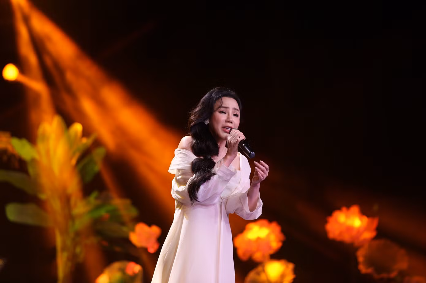 Hồ Quỳnh Hương và Lưu Hương Giang khiến khán giả thổn thức với những giai điệu đẹp và da diết về mẹ.