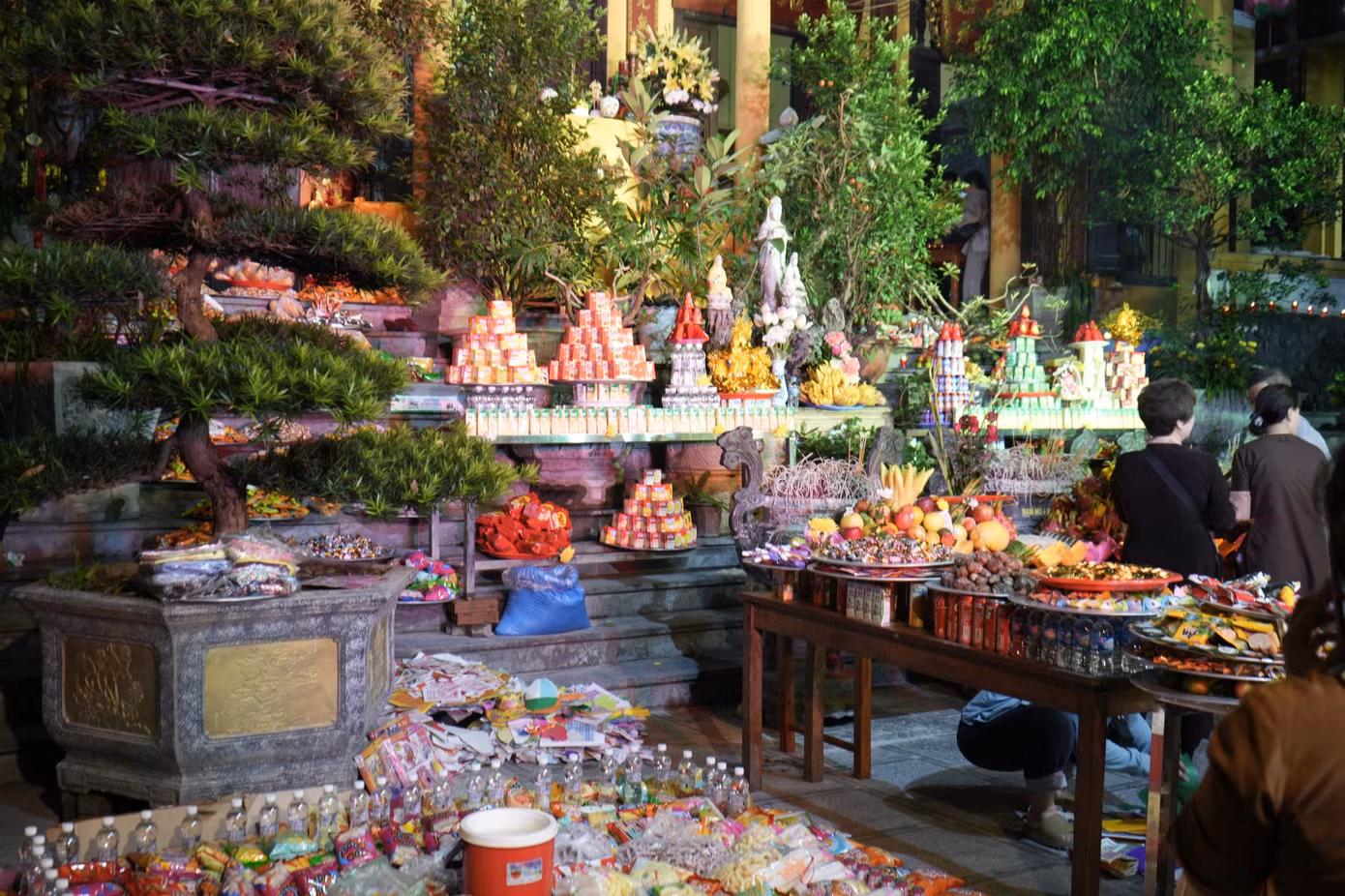 Lễ cúng mông sơn thí thực tại chùa Quán Sứ. Lễ cúng của nhà Phật giúp các cô hồn tĩnh tâm và niệm theo danh hiệu của chư Phật ở mười phương, hướng các cô hồn tu học và nguyện thành Phật.