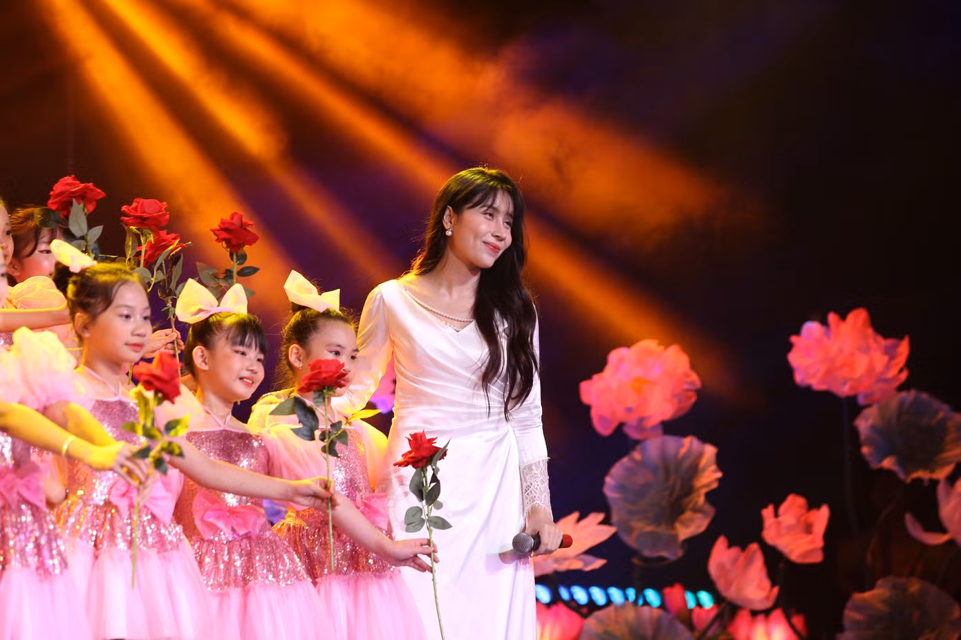 Hồ Quỳnh Hương và Lưu Hương Giang khiến khán giả thổn thức với những giai điệu đẹp và da diết về mẹ.