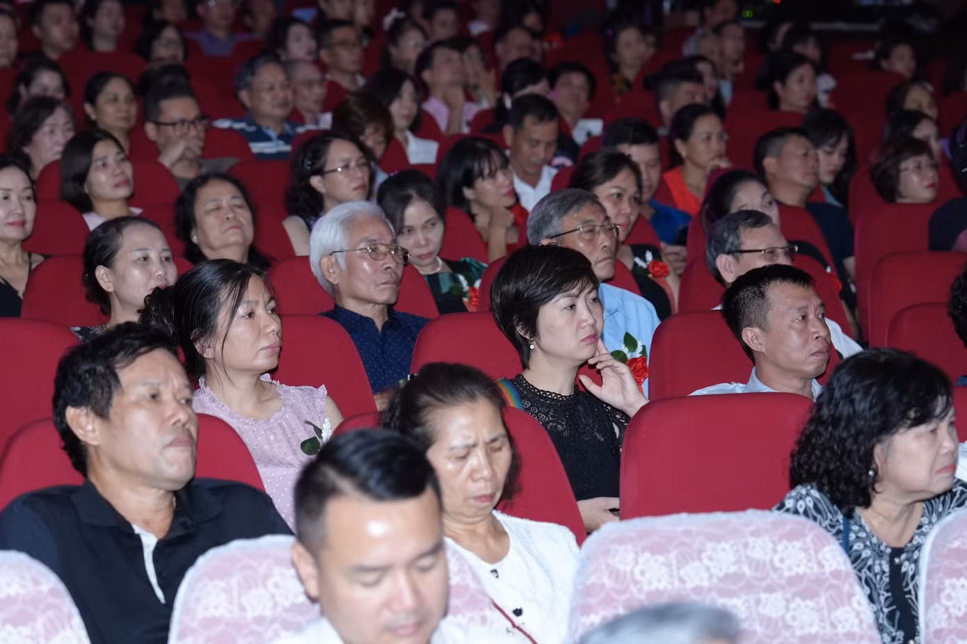 Khán giả đông chật khán phòng Cung Văn hóa Hữu nghị.