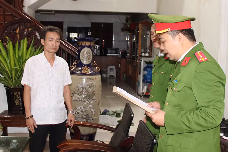 Cơ quan Công an đọc lệnh bắt đối tượng Dũng.