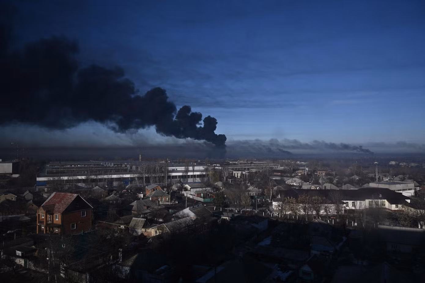 Khói đen bốc lên từ một sân bay quân sự ở thành phố Chuguyev của Ukraine ngày 24/2. Ảnh: Getty Images.