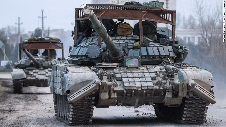 Xe tăng Nga di chuyển qua thị trấn Armyansk ở phía bắc Crimea.