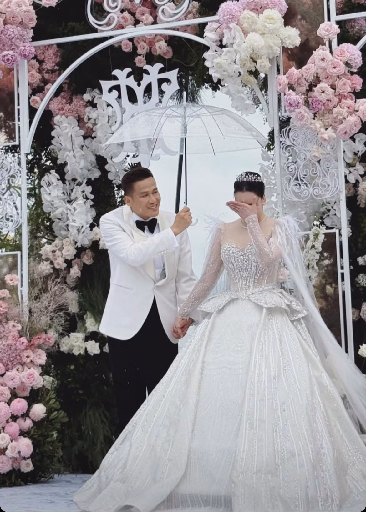 Khoảnh khắc Hồ Quỳnh Hương bật khóc trong đám cưới. Không gian tiệc cưới của cặp đôi được trang trí tỉ mỉ bằng nhiều loại hoa tươi nhập khẩu.