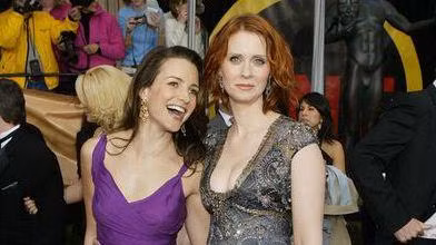 Cynthia Nixon (phải) được biết đến nhờ vai diễn Miranda Hopes trong series "Sex and the City"