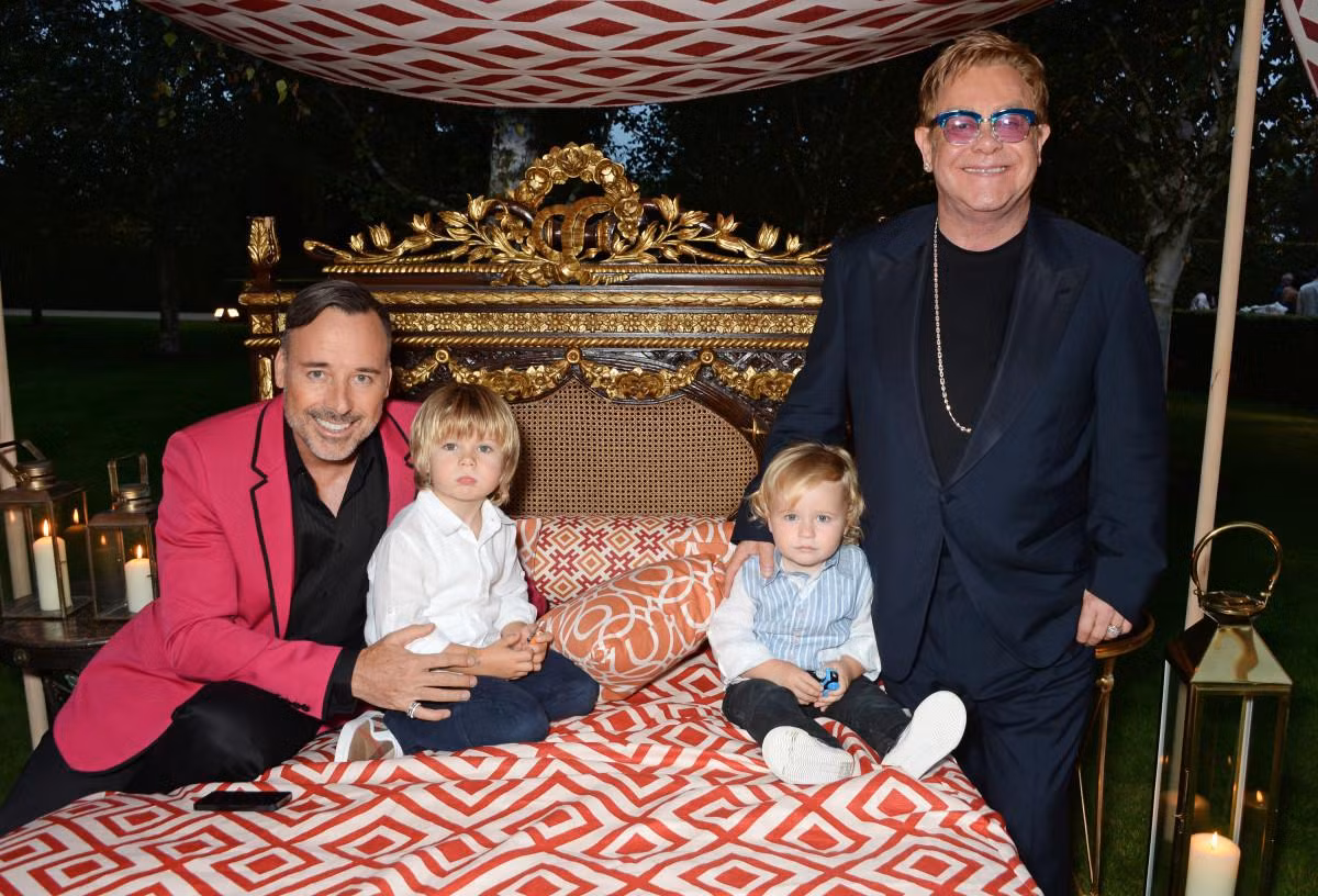 Elton John và bạn đời có với nhau hai người con trai