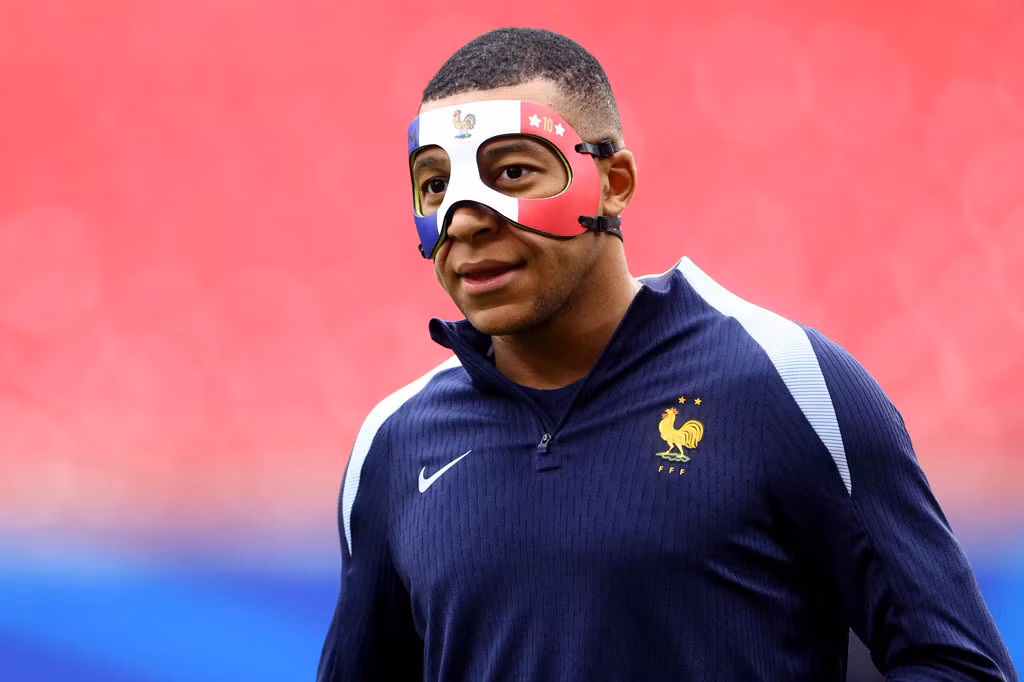 Mbappe mang mặt nạ trên sân tập.