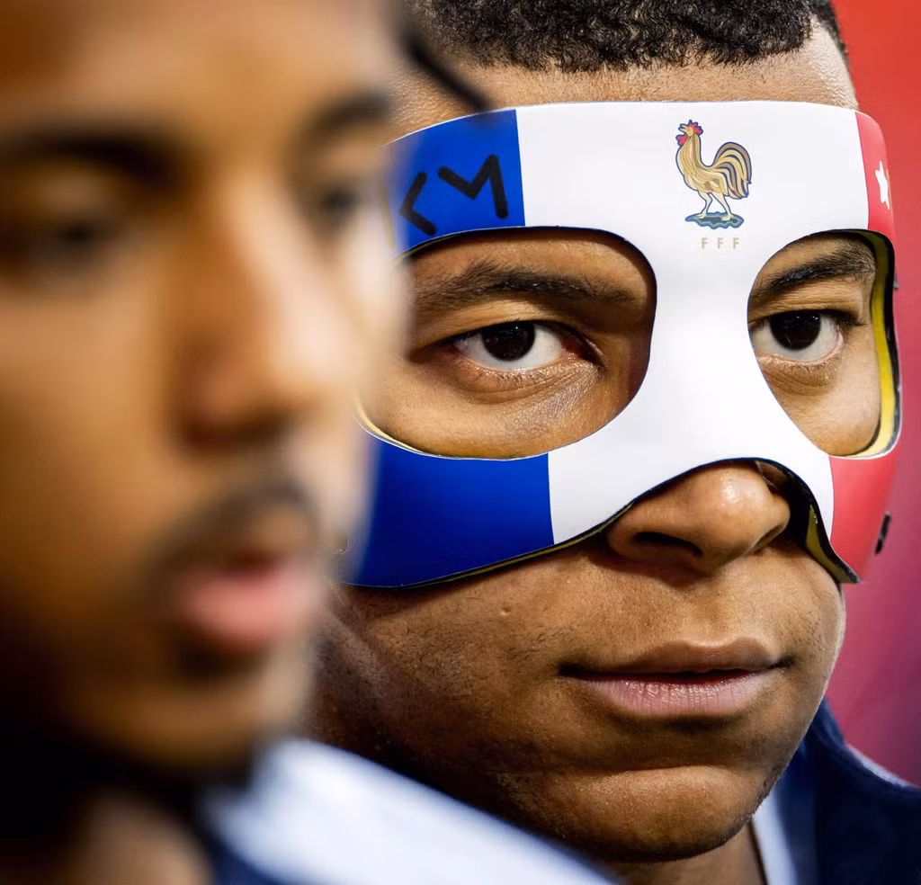 Cận cảnh mặt nạ của Mbappe.