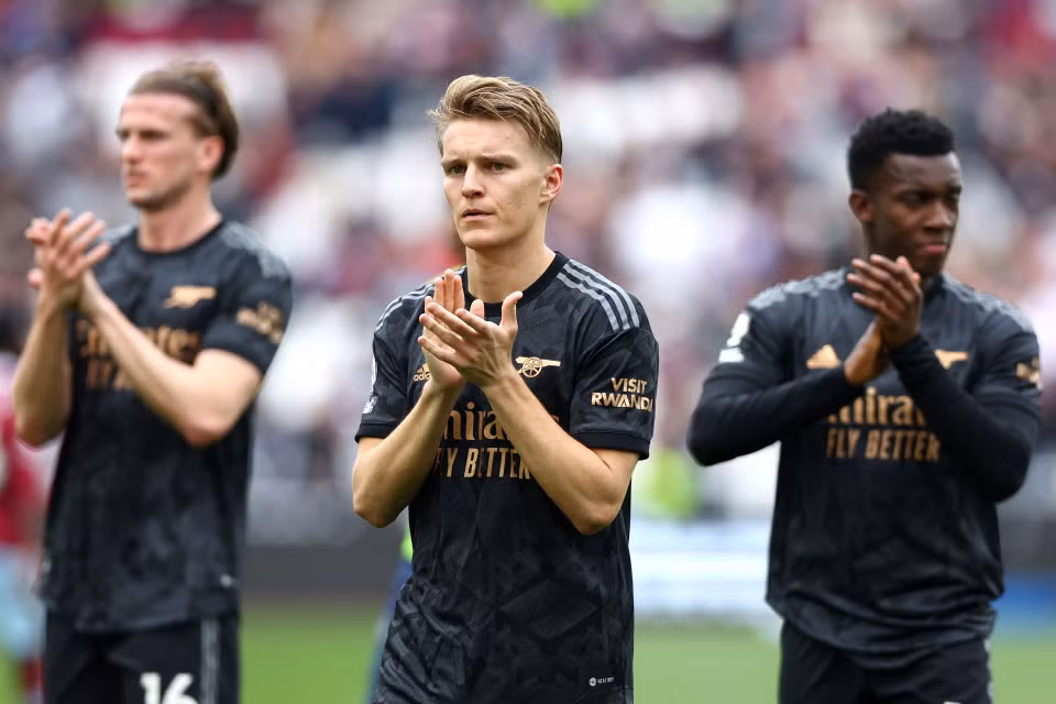 Arsenal đang tự đẩy mình vào thế khó trong cuộc đua vô địch với Man City.