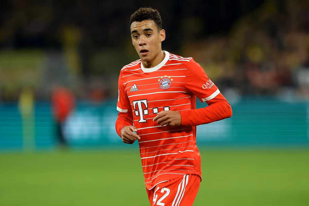 Tiền vệ tấn công: Jamal Musiala (Bayern Munich, định giá chuyển nhượng: 100 triệu euro).