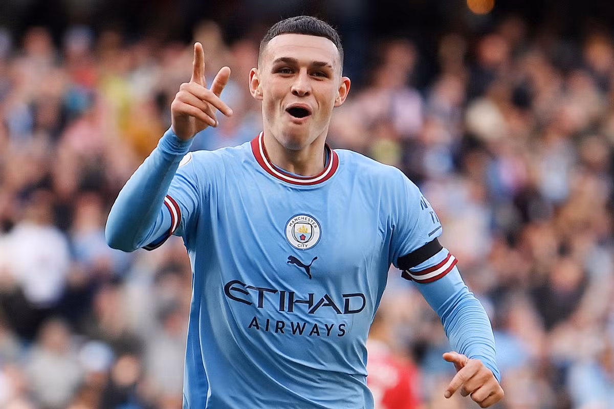 Tiền vệ trung tâm: Phil Foden (Man City, định giá chuyển nhượng: 110 triệu euro).