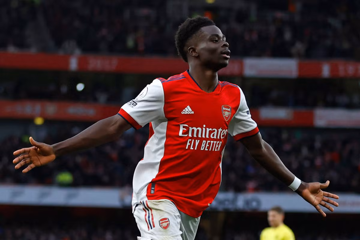 Tiền vệ phải: Bukayo Saka (Arsenal, định giá chuyển nhượng: 100 triệu euro).