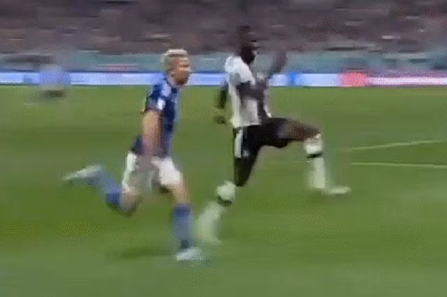 Antonio Rudiger chạy khá hài hước.