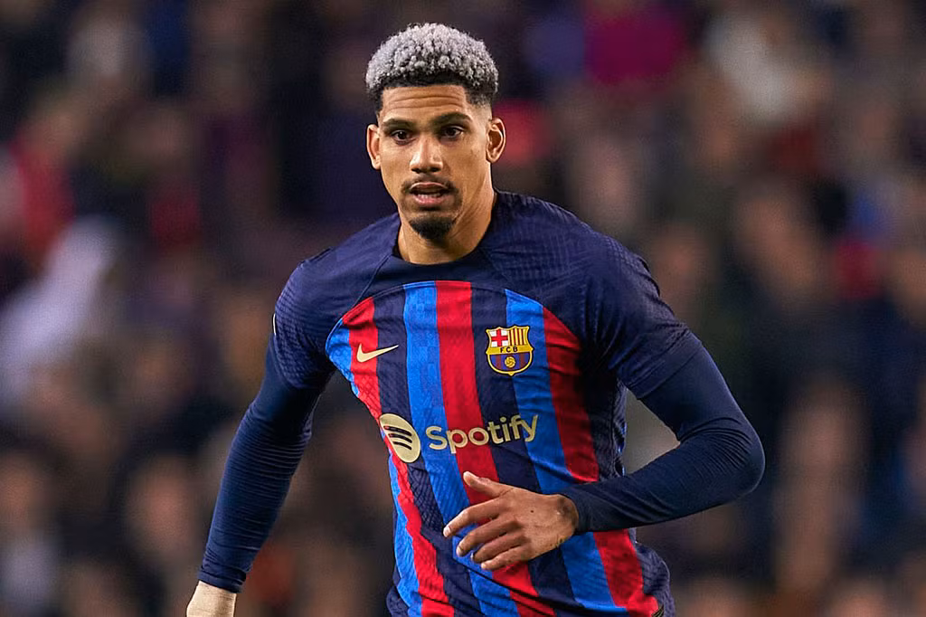 Trung vệ: Ronald Araujo (Barcelona).