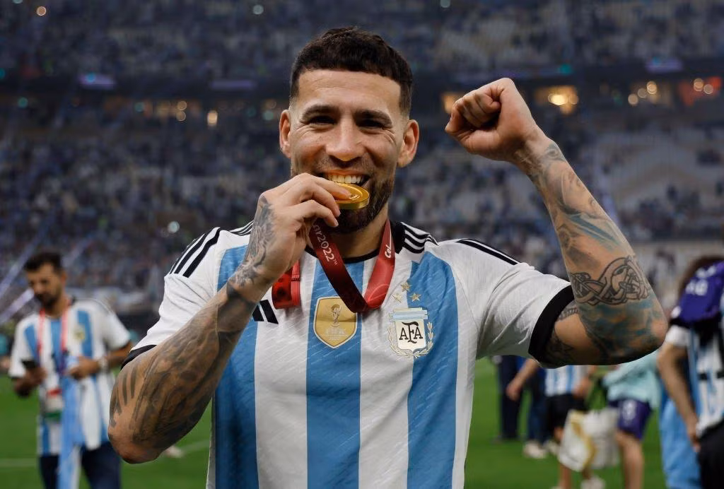 Trung vệ: Nicolas Otamendi (Argentina).