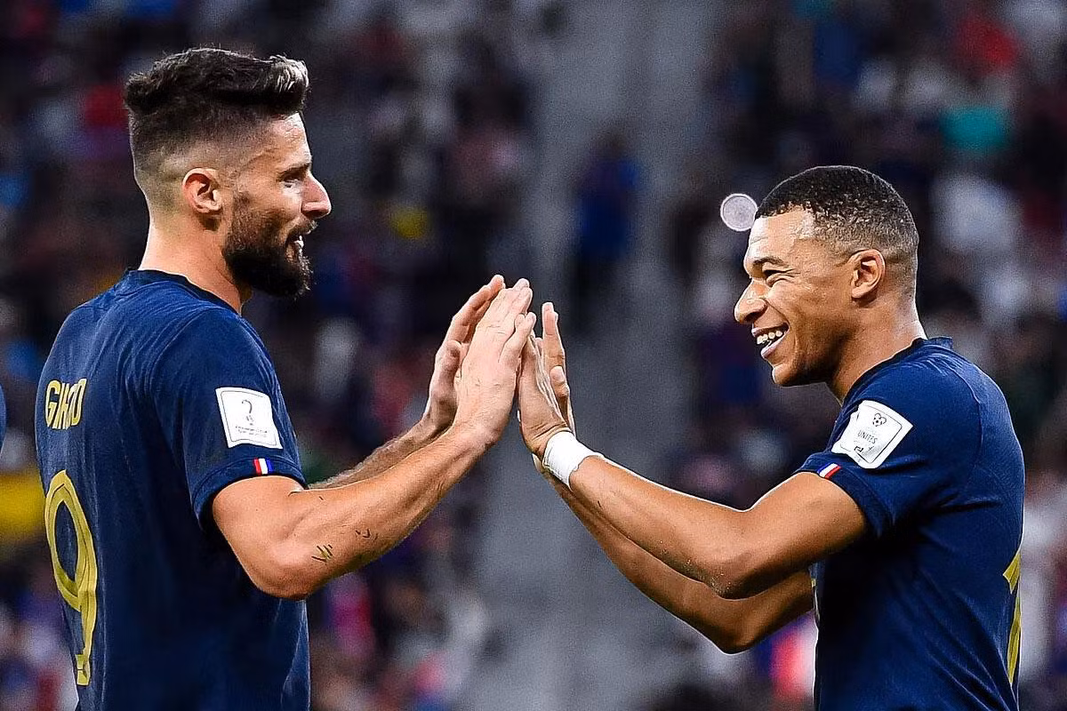 Giroud (trái) đã có 4 bàn ở World Cup 2022, còn Mbappe ghi 5 bàn.