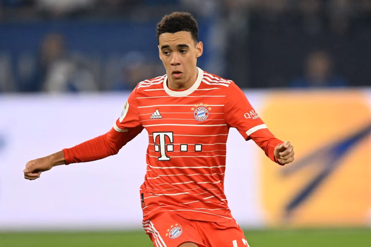 Tiền vệ: Jamal Musiala (Bayern Munich, 19 tuổi, định giá chuyển nhượng: 100 triệu euro).