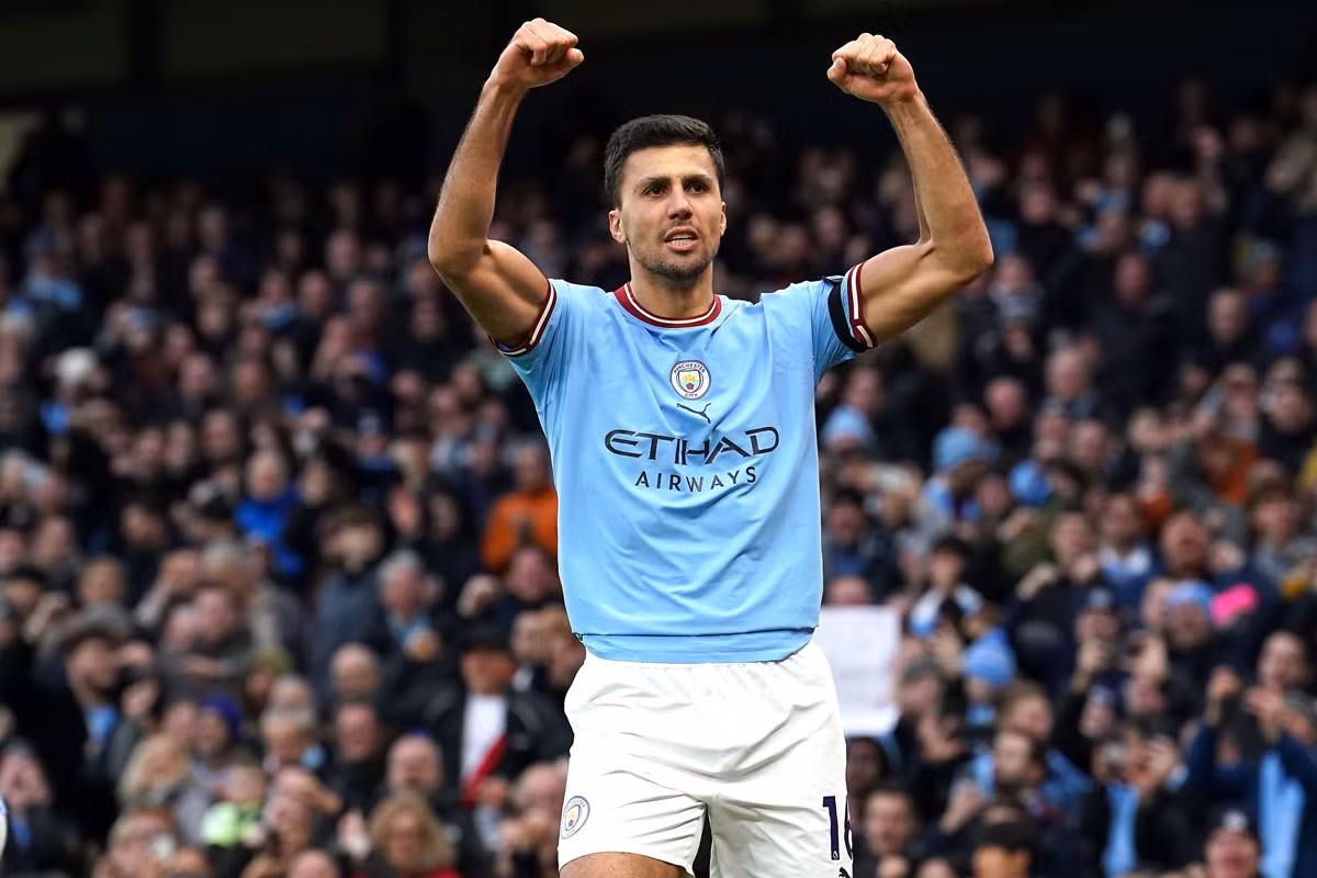 Tiền vệ trung tâm: Rodri (Man City, định giá chuyển nhượng: 80 triệu euro).
